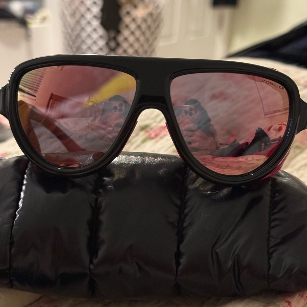 Moncler Sunglasses with Black Frame and Pink Lenses